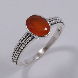 Anillo de Plata de Ley 925 Hecho a Mano con Engaste de Bisel para Mujer, con Gema Natural de Cornalina Naranja, Estilo Deportivo y para Boda - Product Image 1