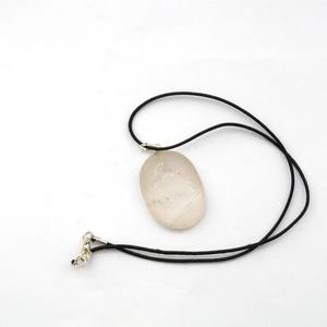 Obtenga colgantes curativos de cuarzo rosa en línea: colgantes curativos de cuarzo rosa a la venta Colgante de Piedra grabada curativa - Product Image 1