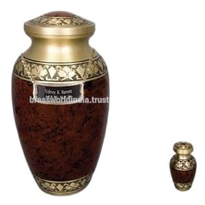 Urne de crémation souvenir marron et or par Brassworld fournitures commémoratives indiennes - Product Image 1