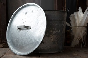 Contenedor cilíndrico de almacenamiento de alimentos en metal galvanizado gris perfecto para soluciones elegantes de organización y almacenamiento en el hogar - Product Image 6