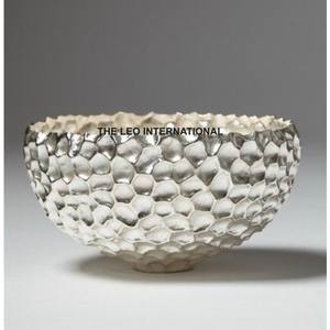 Bol en métal doré artistique avec cadre à motifs végétaux inspirés de la nature, parfait pour une décoration d'appoint unique pour la maison, vente en gros - Product Image 4