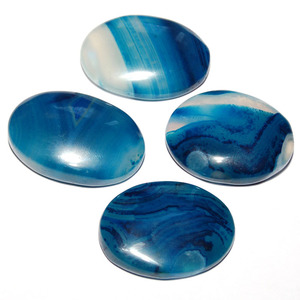 หินออนิกซ์สีน้ำเงินรูปไข่แบบคาโบชองแกะสลักจาก NaturalAgate.com กูร์การัต - Product Image 1