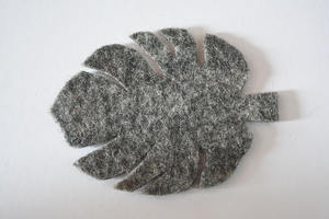 Décor de bricolage personnalisable en feutre de laine gris foncé découpé feuille emballée dans des sacs avec des options de taille personnalisée pour les décorations de Noël - Product Image 2