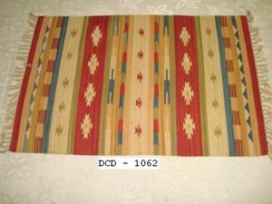 Elegantes alfombras de algodón hechas a mano y tejidas con patrón de cuadros y color personalizable a un precio - Product Image 5