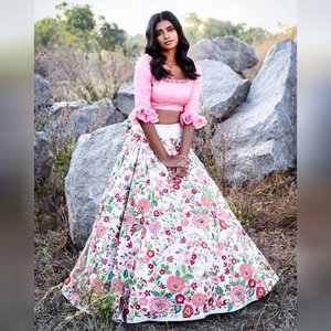 Ensemble de vêtements ethniques indiens et pakistanais de luxe en soie georgette, brodé, pour mariage et fête, comprenant un lehenga, un choli et un dupatta - Product Image 1