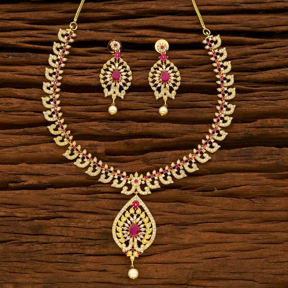 Set di collane Cz placcate in oro con diamanti americani artificiali per le donne 56005 gioielli di moda in India