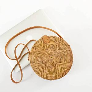 Tendencia caliente Nueva colección Bolso cruzado hecho a mano de ratán Bali Tejido Embrague Patrón cuadrado Forro de algodón Cierre de cremallera Arco - Product Image 1