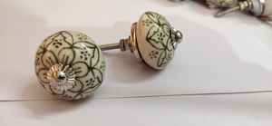 Boutons en céramique au design floral vintage de couleurs assorties pour les poignées de tiroir de porte d'armoire, quincaillerie chromée pour la cuisine, la maison et la commode de bar - Product Image 4