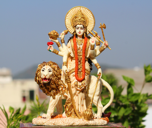 Statue de Durga Maa en résine de marbre et poussière de marbre, avec lion debout, artisanat Nirmala, idole de la déesse indienne Durga Maa - Product Image 1