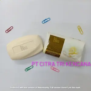 在以色列埃拉特以色列的GLUTA白色肥皂大甩卖，面部手和身体用香味手身体肥皂酒吧