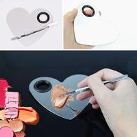 Palette de maquillage en acier inoxydable en forme de cœur en gros avec spatule pour les applications de beauté des yeux et des ongles Fabriqué au Pakistan