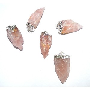 Consigue en Línea Colgantes de Cuarzo Rosa en Forma de Péndulo Electrochapados: Colgantes de Cuarzo Rosa en Forma de Péndulo Electrochapados en Venta - Product Image 1