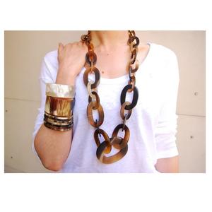 Collier avec pendentif en corne de lotus, pour femmes, filles et hommes, fait à la main avec de la corne de cowboy naturelle en vente - Product Image 1