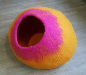 เตียงแมวทำด้วยมือขนาดใหญ่/XL ผ้าสักหลาดลายทางสไตล์ถ้ำแมวทำด้วยมือ - Product Image 3