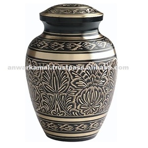 Urnas de cremación de latón dorado y negro, grabado por A.K, India - Product Image 2