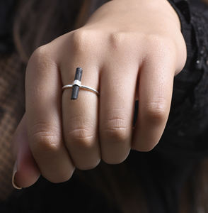 แหวนเงินแท้ 925 ประดับพลอยออนิกซ์สีดำด้าน ดีไซน์สวยงาม สำหรับผู้หญิง สวมใส่ในงานปาร์ตี้ สามารถสวมซ้อนกับแหวนอื่นได้  จำหน่ายโดยผู้จัดจำหน่ายเครื่องประดับ - Product Image 5