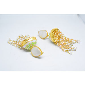 Pendientes de aro Jhumka con incrustaciones de piedras de latón con acabado dorado mate tradicional pintado a mano de última moda 2026 para niñas y mujeres - Product Image 3