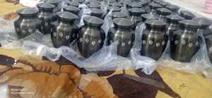 Urne de crémation en laiton noir avec patte en argent pour animaux de compagnie, fournitures commémoratives, cuivworld inde - Product Image 5