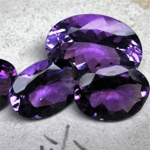 Piedra preciosa de amatista brasileña oscura de corte ovalado de alta calidad, no demasiado oscura en comparación con las piedras preciosas sueltas de amatista africana para joyería - Product Image 2