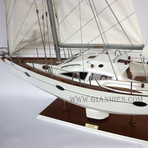 Modèle de yacht à voile ELAN en bois - Bateaux à voile peints de style nautique, cadeau - Product Image 1