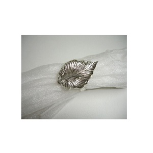 Anneau de serviette de table de luxe en aluminium de haute qualité, écologique, personnalisé, en forme de feuille, pour la décoration de table de mariage - Product Image 1