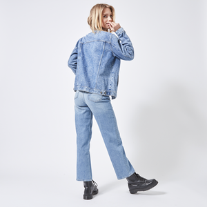 Veste en jean tricotée respirante grande taille pour femme avec broderie et fermeture à bouton unique - Product Image 6