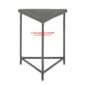 Table d'appoint en aluminium de forme triangulaire avec Base à 3 pieds et Table de finition de couleur noire