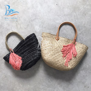 Sac fourre-tout en jonc de mer élégant à poignée unique pour femme avec doublure intérieure en coton et détail de pompon - Product Image 4