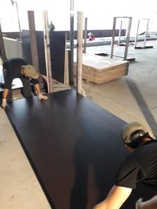 Chapa de melamina de madera contrachapada con película vietnamita de 18mm de alta calidad, mejor precio, construcción moderna, negro/marrón E0 para uso en hoteles - Product Image 2