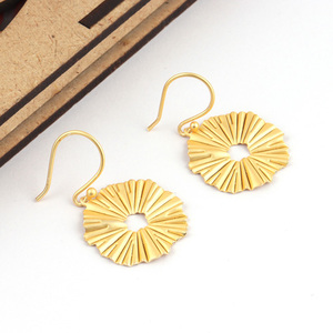Qianzeva — boucles d'oreilles en laiton plaqué or mat pour femmes, nouveaux modèles, breloques de styliste, boucle d'oreille pendante - Product Image 4