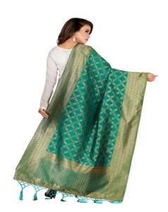 Mujeres Indias Usan Dupatta de Seda Banarasi, Prenda de Vestir - Product Image 3