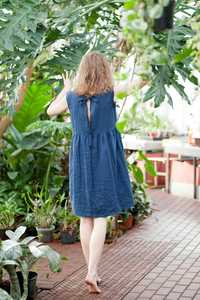 Deslumbrante vestido de lino azul claro de moda, con cuello redondo, sin mangas, hasta la rodilla, para chica sexy, en tela crepé. - Product Image 4