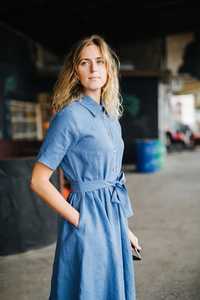 Nouvelle arrivée tendance, dernière conception, robe en lin pour femmes de couleur bleue, tissu crêpe, col rabattu, manches courtes, longueur genou - Product Image 4