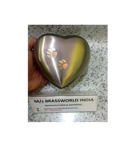 Urna de cremación para mascotas de corazón plateado de estilo americano con dos patas doradas Suministros funerarios de metal de Brassworld India - Product Image 1
