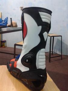 รองเท้าบูทมอเตอร์ไซค์หนังสำหรับนักขี่มืออาชีพ รุ่นกันน้ำ ระบายอากาศได้ดี ไซส์ใหญ่พิเศษ สำหรับทุกเพศ - Product Image 3