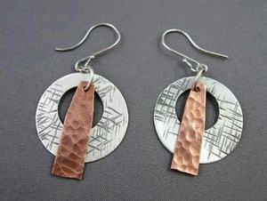 Pendientes y pulsera martillados de Metal de latón antiguo y plata de cobre a la última moda elegante 2025 para ropa de fiesta - Product Image 2