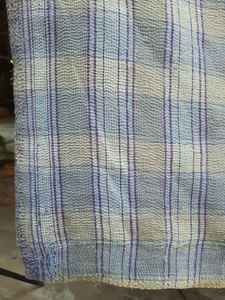 Selimut Kantha tradisional Vintage dengan bordir buatan tangan & desain kerja tambal sulam untuk Perabotan Rumah & penggunaan pakaian Dhurries - Product Image 4