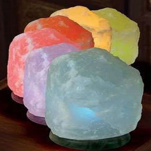 Lampe en sel de l'Himalaya de haute qualité, lumière LED multicolore USB, matériau organique, forme géométrique sculptée au toucher réel - Sián Enterprises - Product Image 5