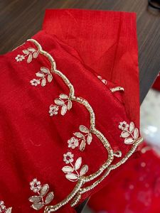 Sari en cristal pur de couleur rouge avec travail lourd de zardosi en perles sur toute la surface, assorti d'un chemisier en soie rouge par Royal Export - Product Image 3