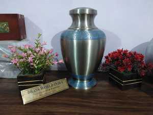 Urna de cremación grande grabada en plata de latón, suministros funerarios de la India, Brassworld - Product Image 2