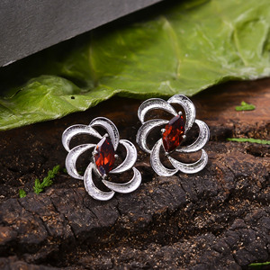 ต่างหูเงินสเตอร์ลิง92.5โกเมนสีแดง2.8กรัมพลอยชุบทองเครื่องประดับอัญมณีธรรมชาติคุณภาพดี - Product Image 2