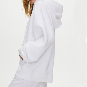 Ensemble de survêtement décontracté deux pièces pour femme, avec sweat à capuche oversize, idéal pour le sport et la détente - Product Image 3