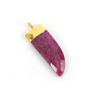 Pendentif plat vintage plaqué or plaqué à facettes teintées en rubis corne arc-en-ciel en forme de pointe fêtes en pierres précieuses - Product Image 2