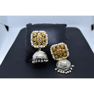 Aretes de aro de latón con diseño de jhumka blanco y adornos de Kundan dorados hechos a mano, estilo tradicional y a la última moda 2025, para niñas y mujeres. - Product Image 4