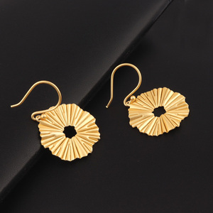 Qianzeva — boucles d'oreilles en laiton plaqué or mat pour femmes, nouveaux modèles, breloques de styliste, boucle d'oreille pendante - Product Image 5