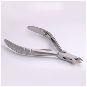 Cortador profesional de uñas para cutículas recubierto de titanio para pedicura de dedos ecológico por Beauty Concept - Product Image 3