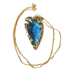 Collier avec 37 cm en verre bleu ciel, jeu de flèches, à bas prix - Product Image 1