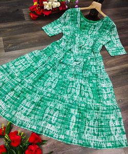 คอลเลกชันออกแบบสำหรับผู้หญิงอินเดียและปากีสถานดูอุดมไปด้วยผ้าไหมสีเทาสุทธิสำหรับโอกาสพิเศษราคาขายส่ง - Product Image 5