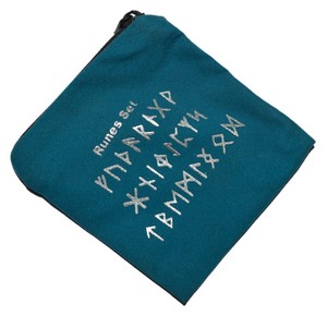Pochette bleu ciel avec symbole runique imprimé : Pochette bleu ciel avec symbole runique imprimé à vendre pour l'emballage de bijoux, pierres et cadeaux - Product Image 1