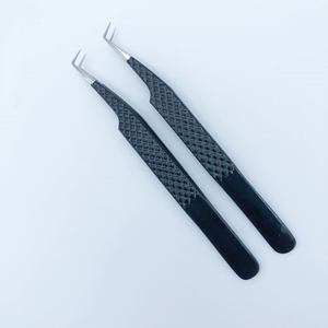 แหนบต่อขนตา90องศาสีดำเงางามแบบแยกขนตางแหลมทำจากสเตนเลสอย่างยั่งยืนทดสอบด้วยมือฉลากส่วนตัว - Product Image 2